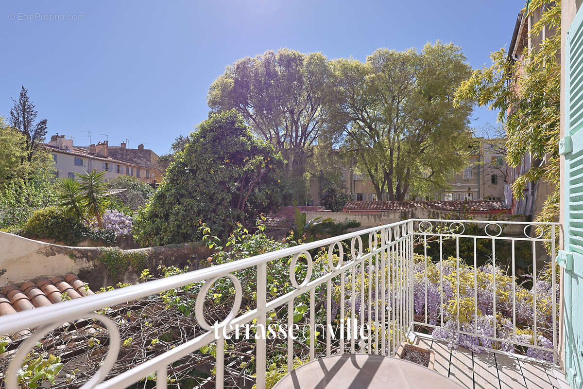 La ciotat   centre historique - grand duplex - t9 - 192 m2   5 ch - parcelle 350m2 - parking - 1 250 000€ - photo 2