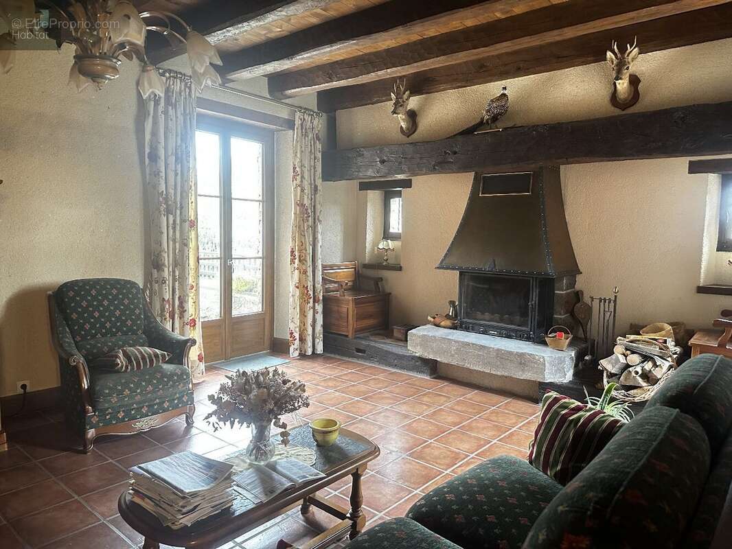 Maison à SAINT-ETIENNE-DE-MAURS