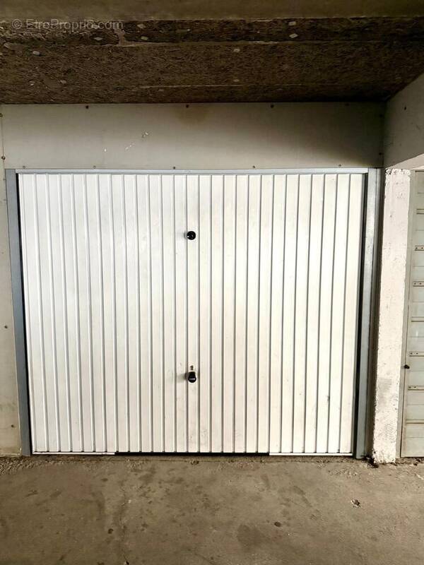 Photo 1 - Parking à NIMES