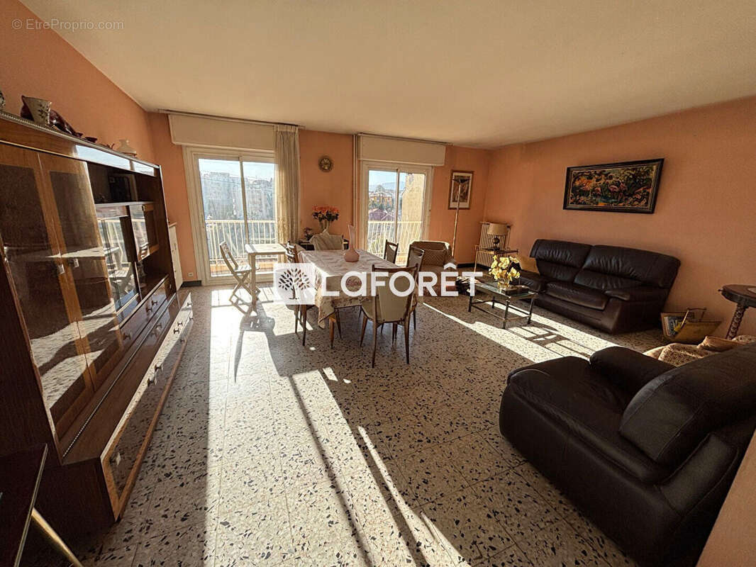 Appartement à SAINT-LAURENT-DU-VAR