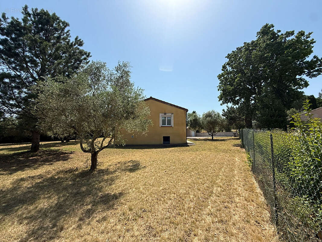 Maison plain-pied Montlegun 190 m² sur vaste terrain arboré avec terrasse et garage indépendant - photo 7