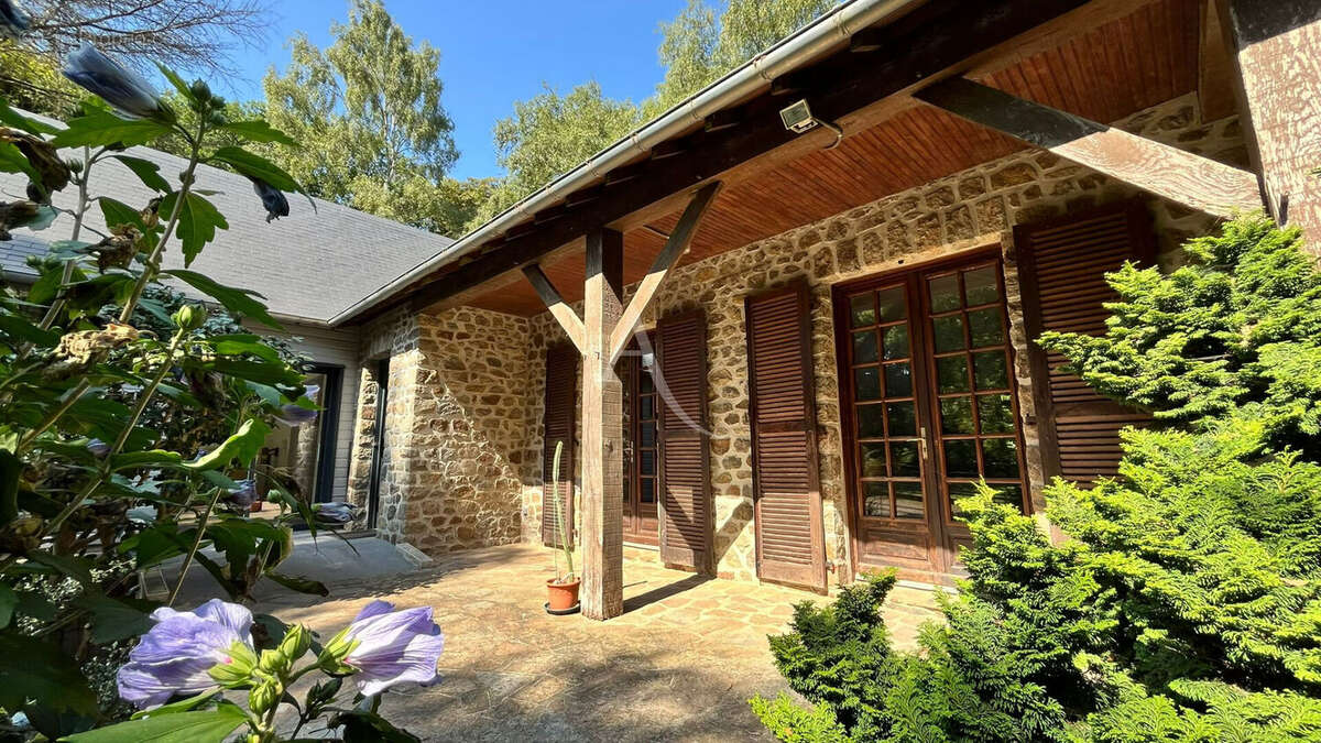 Maison à SAINT-GEORGES-BUTTAVENT