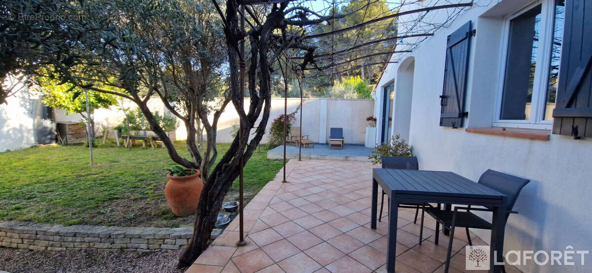 Maison à SAINT-MITRE-LES-REMPARTS