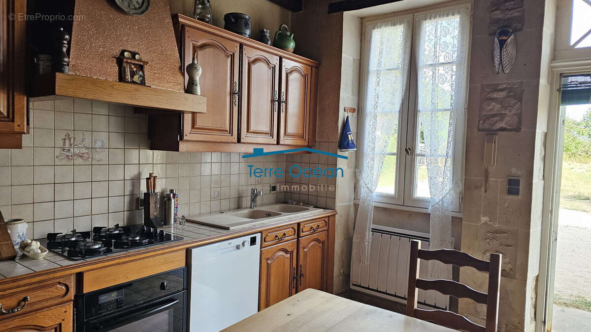 Maison 155 m² à Saint-Romain-De-Benet  - photo 5