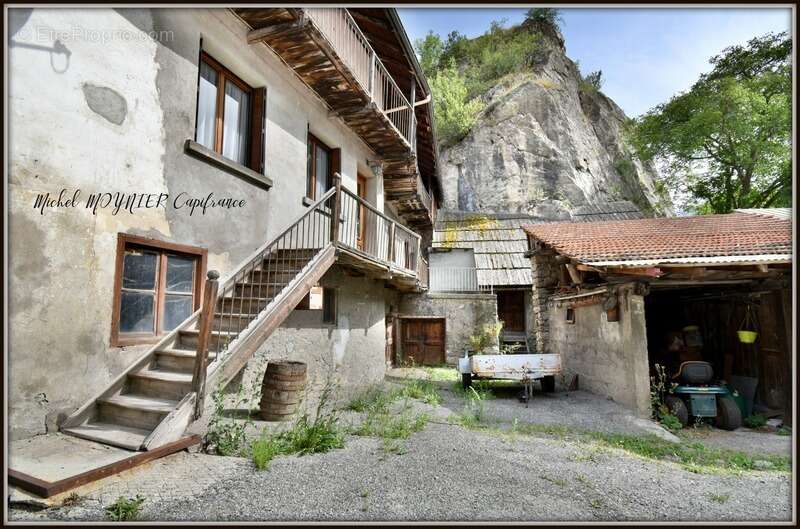 Bâtisse en pierre avec 97 m2 habitables et 600 m2 de potentiel, à LA ROCHE DE RAME (05) - photo 21