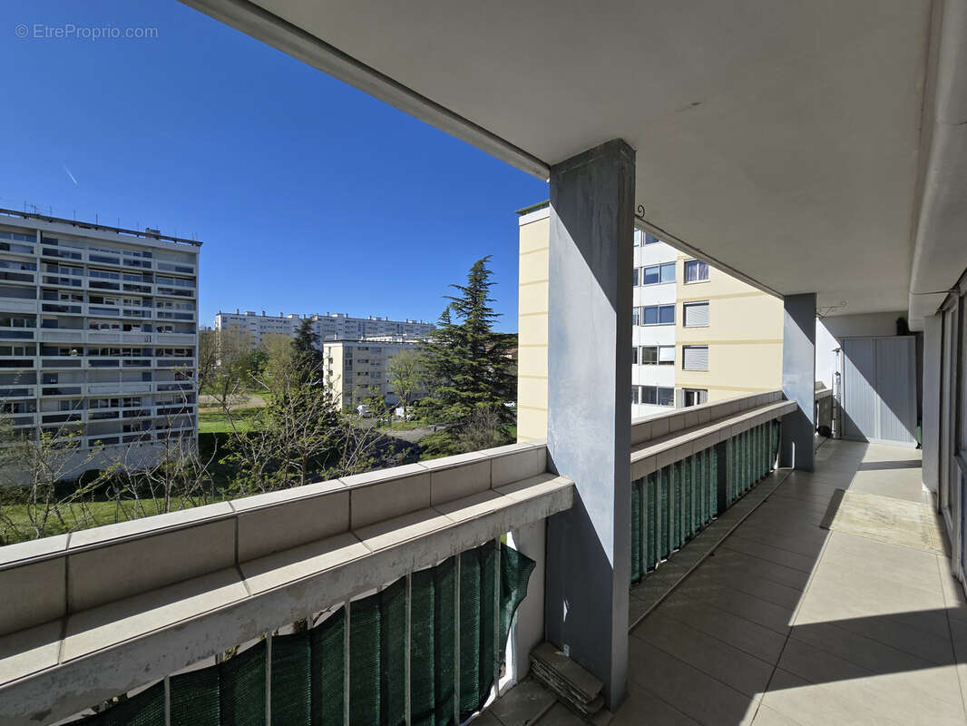 Appartement à PIERRE-BENITE