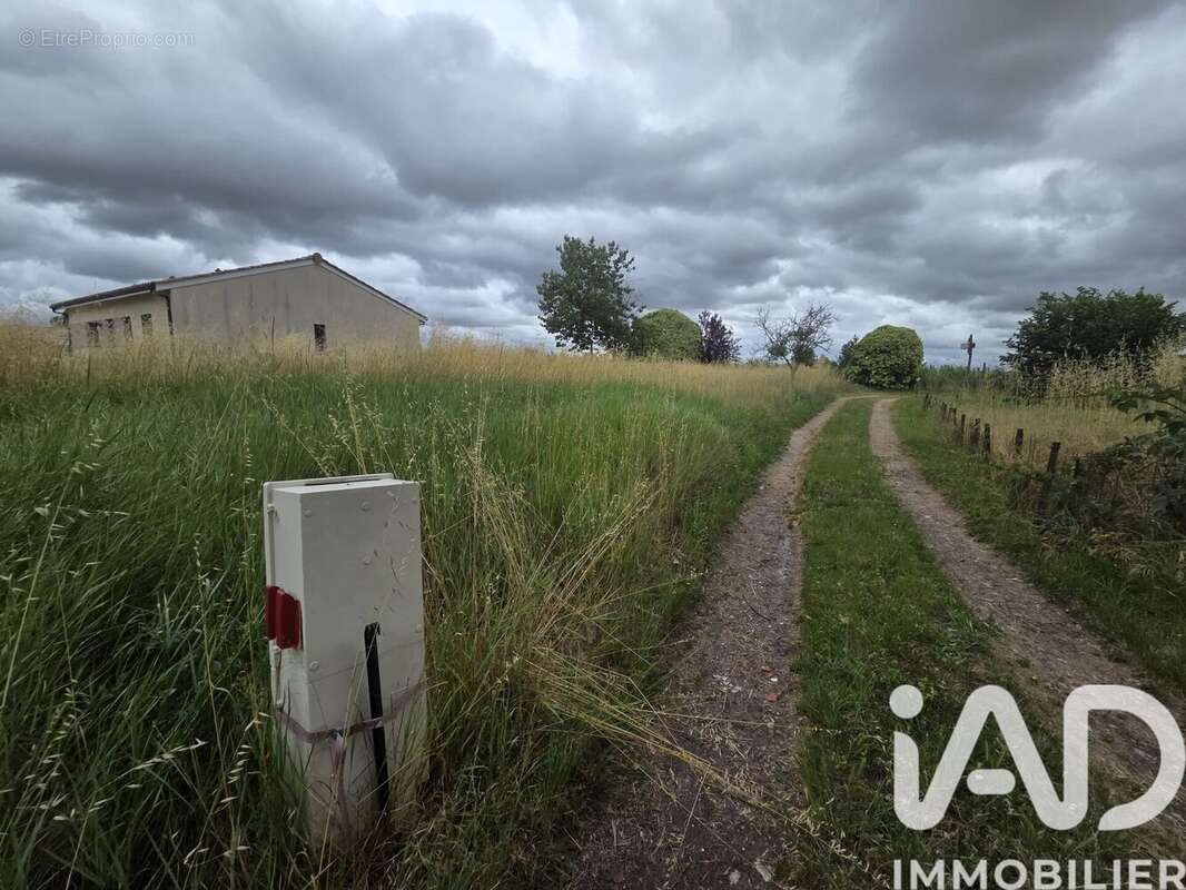 Terrain 1889 m² à Les Billaux  - photo 5