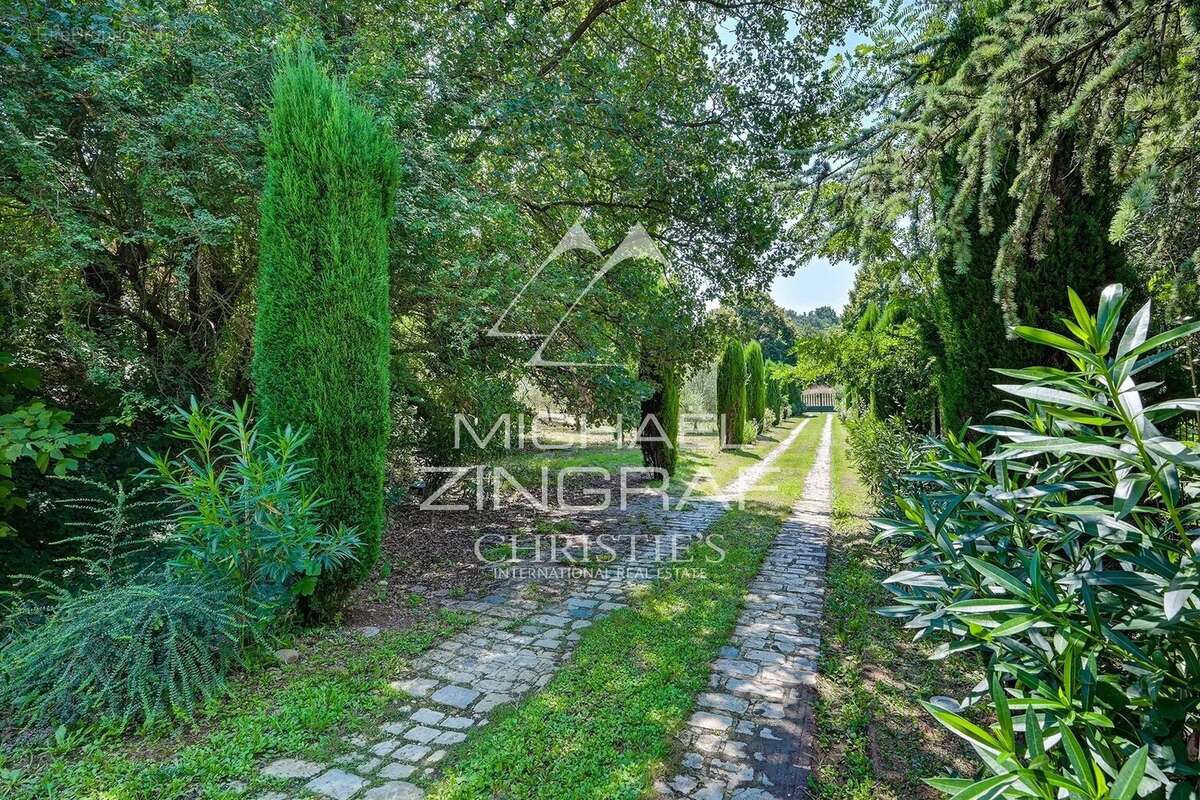 À quelques minutes du cœur d'Aix-en-Provence – Propriété d'exception de 12 pièces de 650 m² sur 1,2 hectares - photo 16