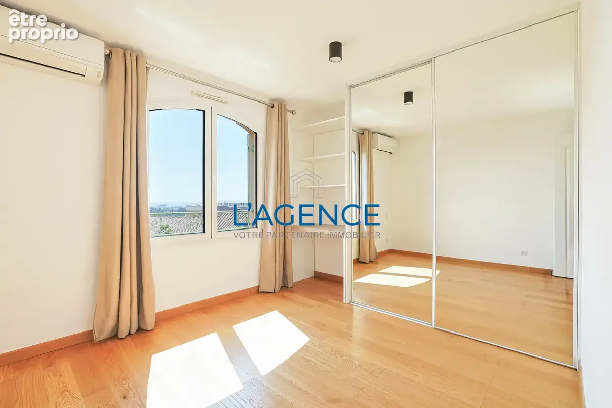 Appartement de 85 m2 avec terrasse de 70 m2 et vue dégagée, commerces à pied, avec deux garages - photo 9