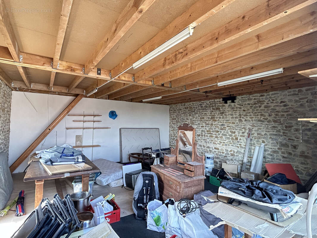 Une maison en pierres et tuiles de pays d'environ 160m2 comprenant: -Au rez-de-chaussée: cuisine aménagé avec - photo 17
