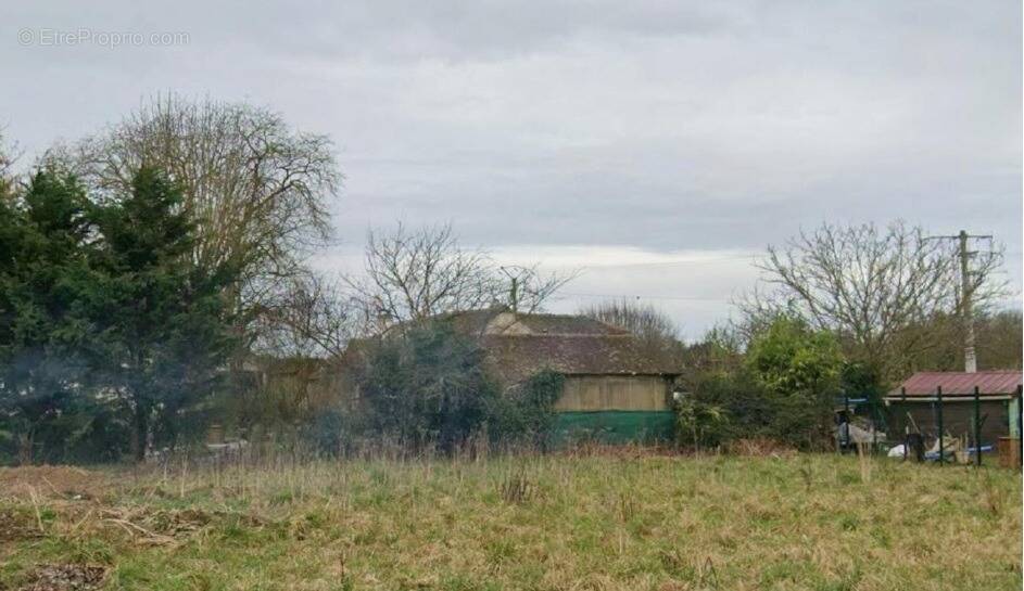 Terrain à MONTIGNY-LENCOUP