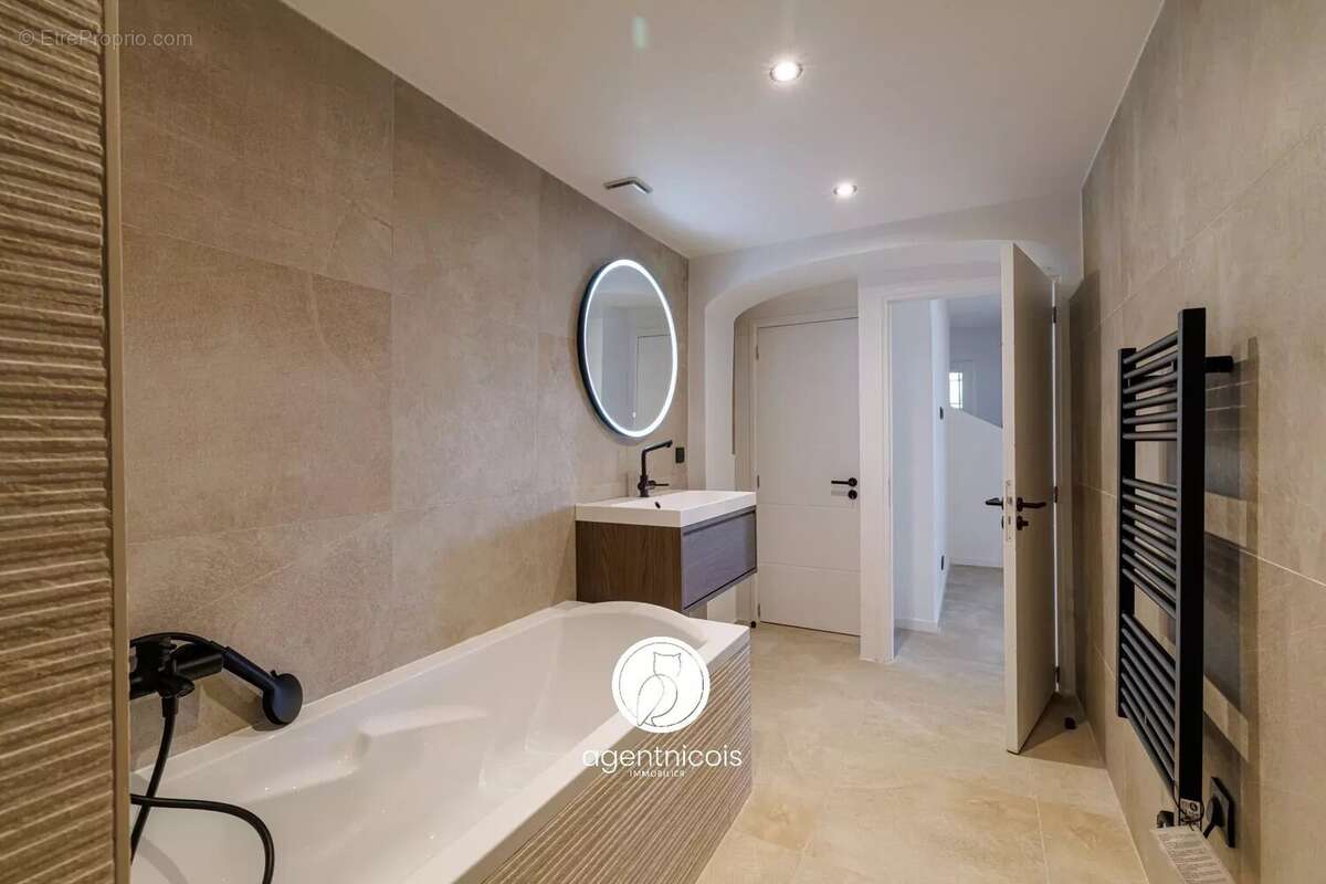 Appartement à SAINT-LAURENT-DU-VAR