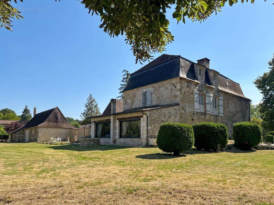 Maison forte aux allures de petit chateau - photo 2