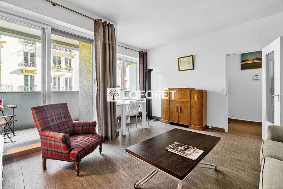 Appartement à PARIS-16E