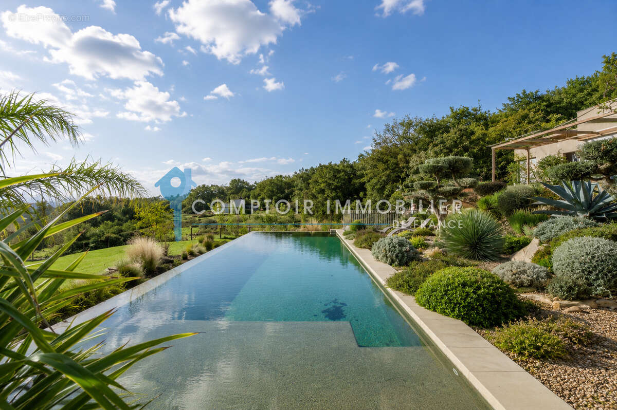Pays d'Avignon Rare villa contemporaine de 185m2 environ sur 3500 m2 de terrain clos avec piscine , double gar - photo 2