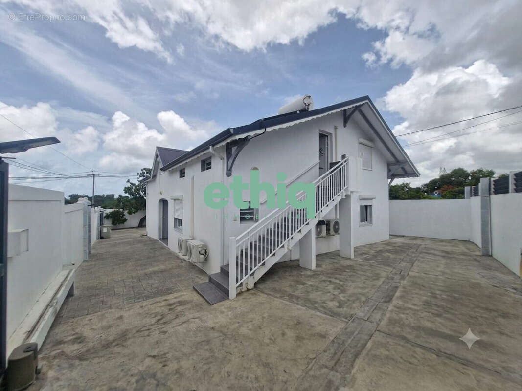 Maison 160 m² à Saint-Francois  - photo 2