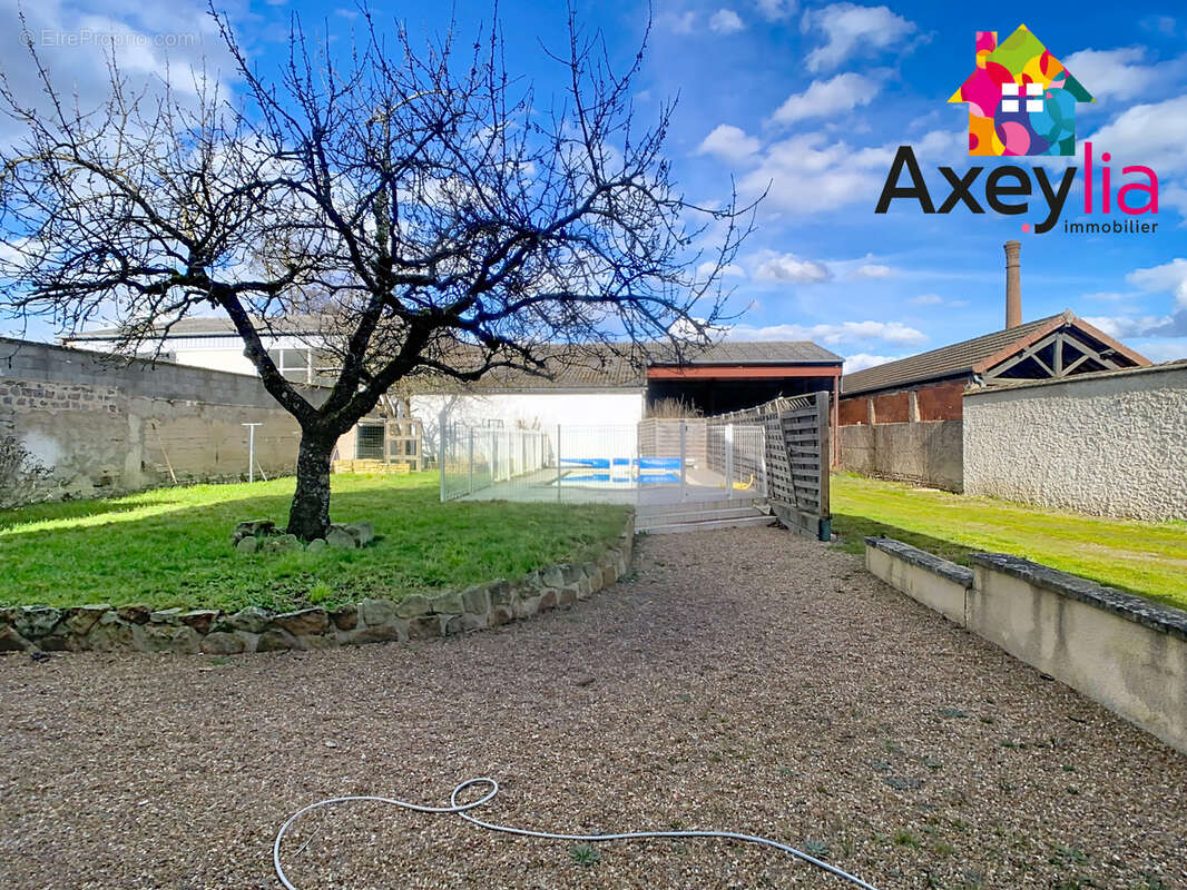 A vendre-melay- maison sur terrain clos avec piscine et hangar. - photo 3