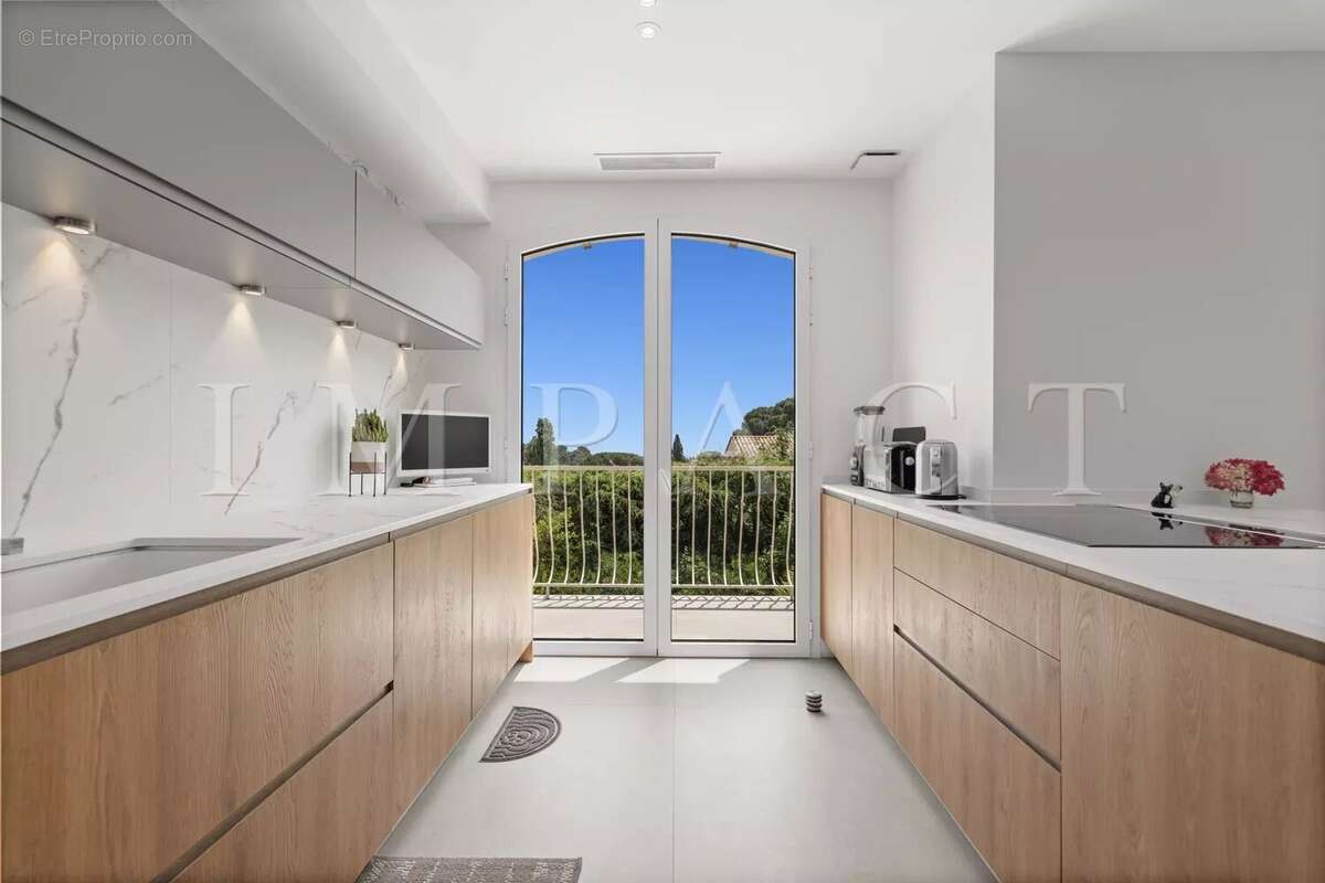 Maison à LA ROQUETTE-SUR-SIAGNE