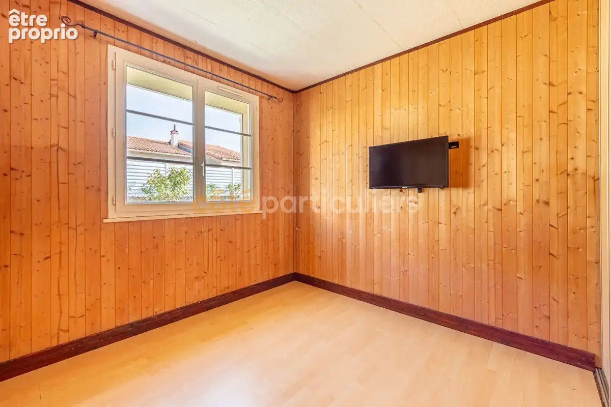 Bellevigny -- centre ville -- maison -- jardin clos -- 7 pieces -- 5 chambres -- 147 m2  -- puit independant  -- garage double - photo 5