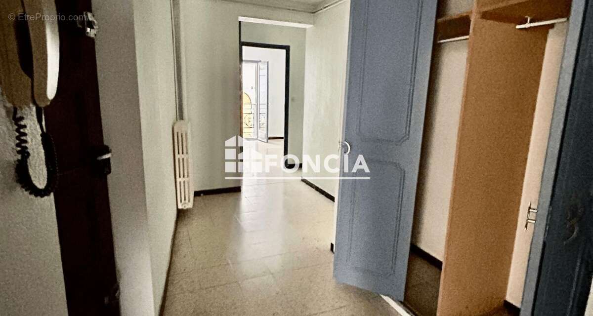 Proche Mairie – Opportunité : Grand T3 de caractère à rénover, immeuble en pierre de taille, avec cave - photo 7