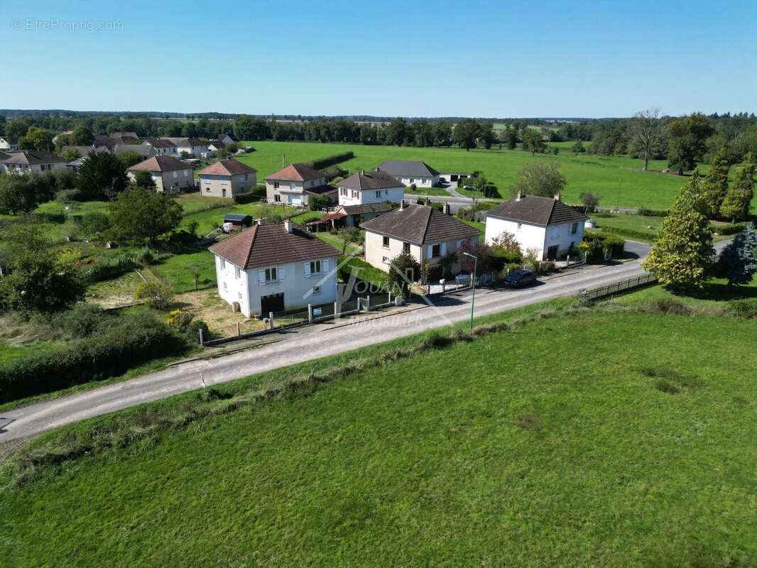 Maison à THIEL-SUR-ACOLIN