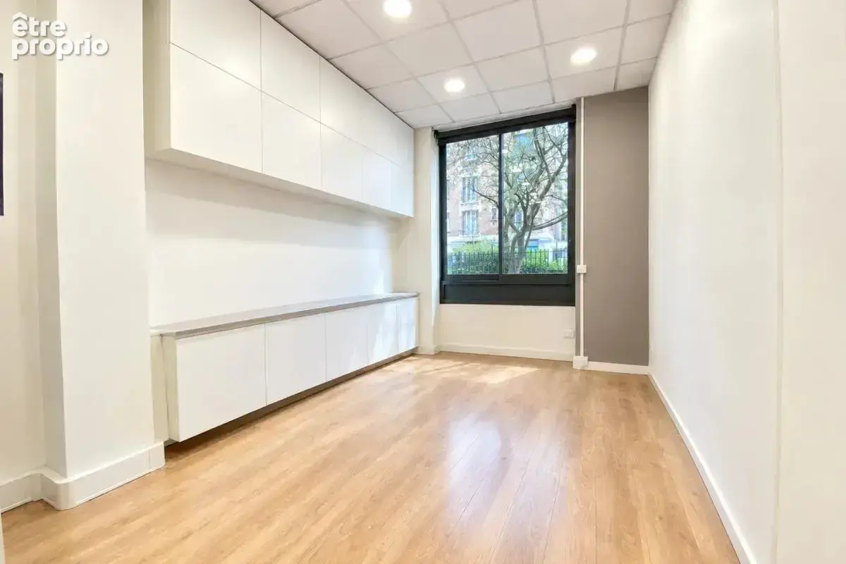 Corpimmo vous propose en exclusivité la vente d'une surface commerciale de 78 m² (carrez) de plain pied traversante, accessibili - photo 3