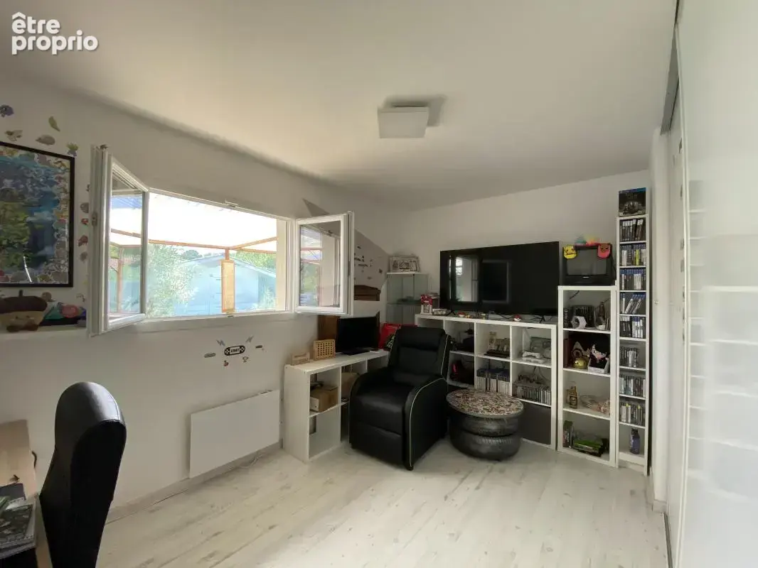 Maison 110 m² à Saint-Yzan-De-Soudiac  - photo 5