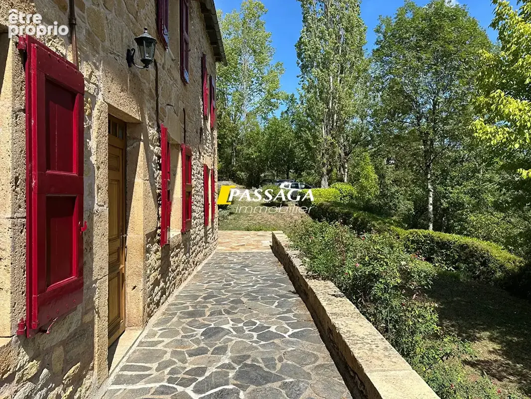 A VENDRE - Magnifique ensemble immobilier avec terrain arboré - SAINT GENIEZ D'OLT ET D'AUBRAC - photo 3