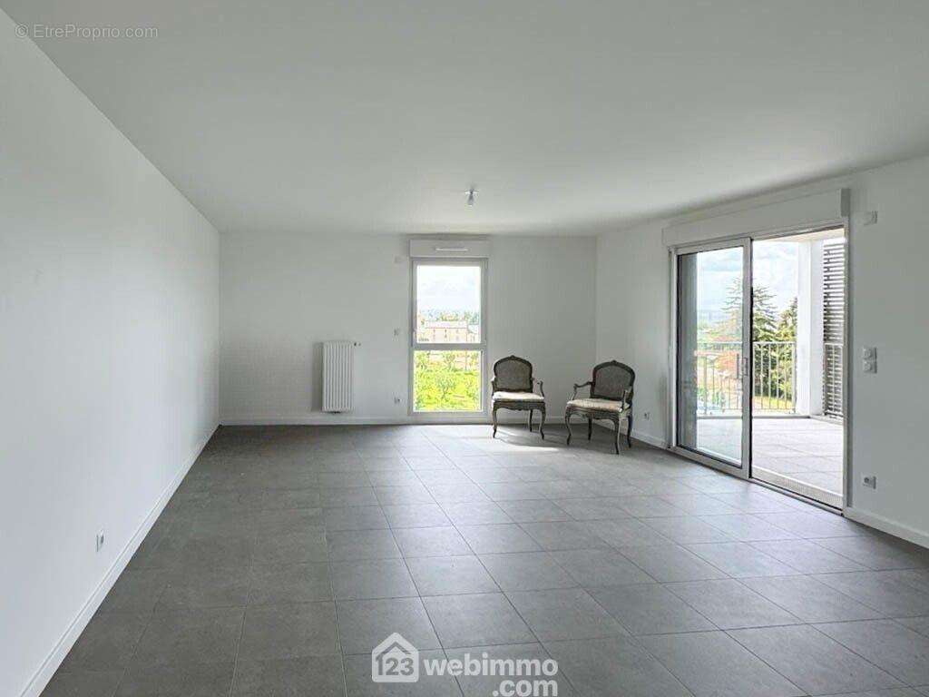 Exposition Sud Ouest avec accès à la terrasse de 27m². - Appartement à CHOLET