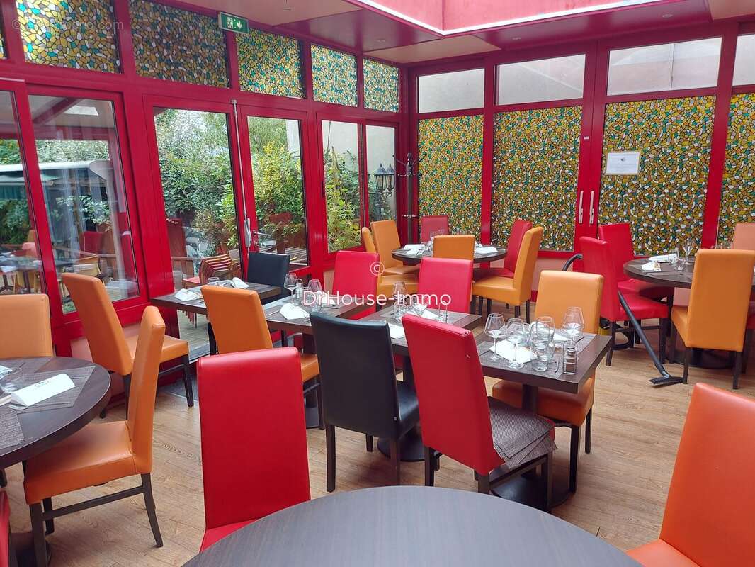 Commerce à PARIS-8E