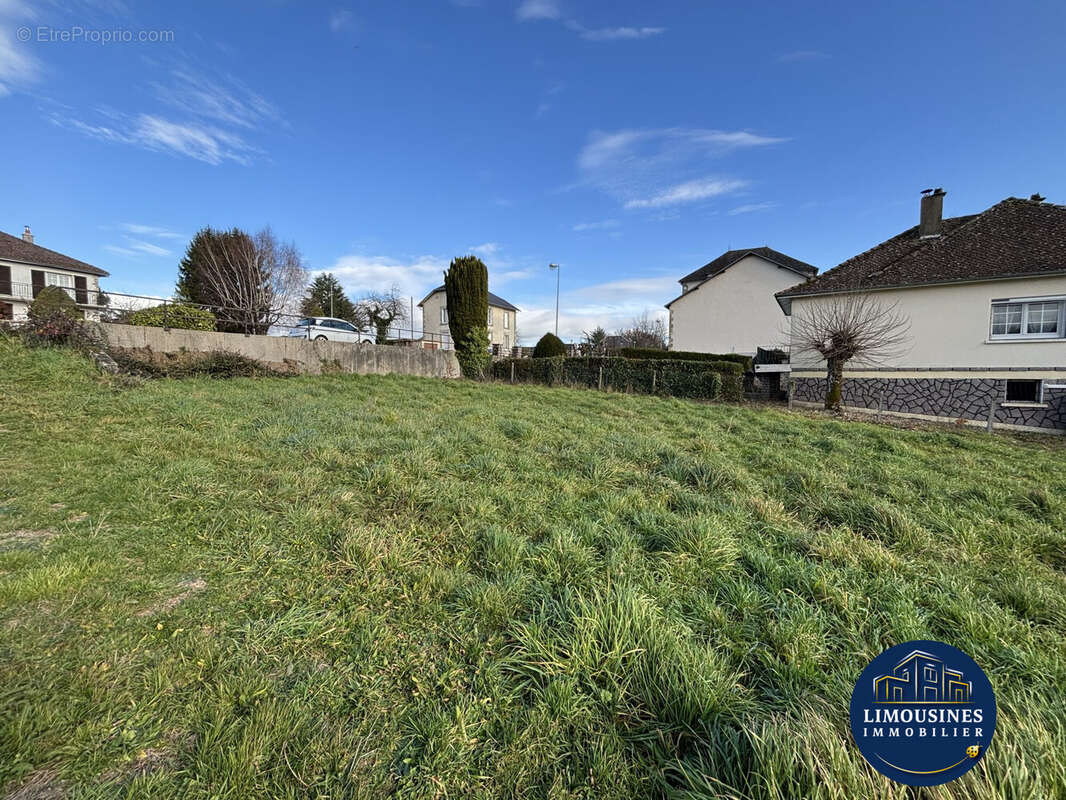 Terrain à SAINT-HILAIRE-LES-PLACES