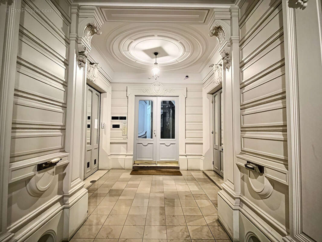 Paris 6e arrondissement - Quartier Saint-Sulpice - Appartement 71 m² - photo 10