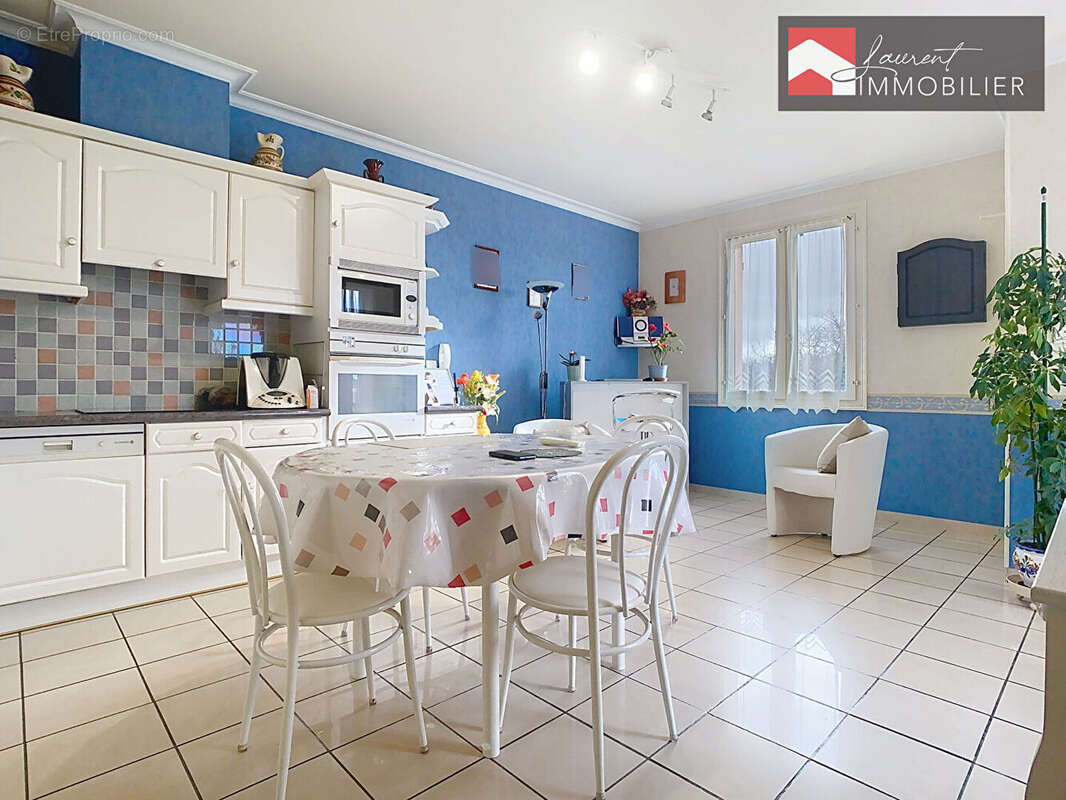 À VENDRE : Maison familiale de 156 m² à LACROST - photo 3