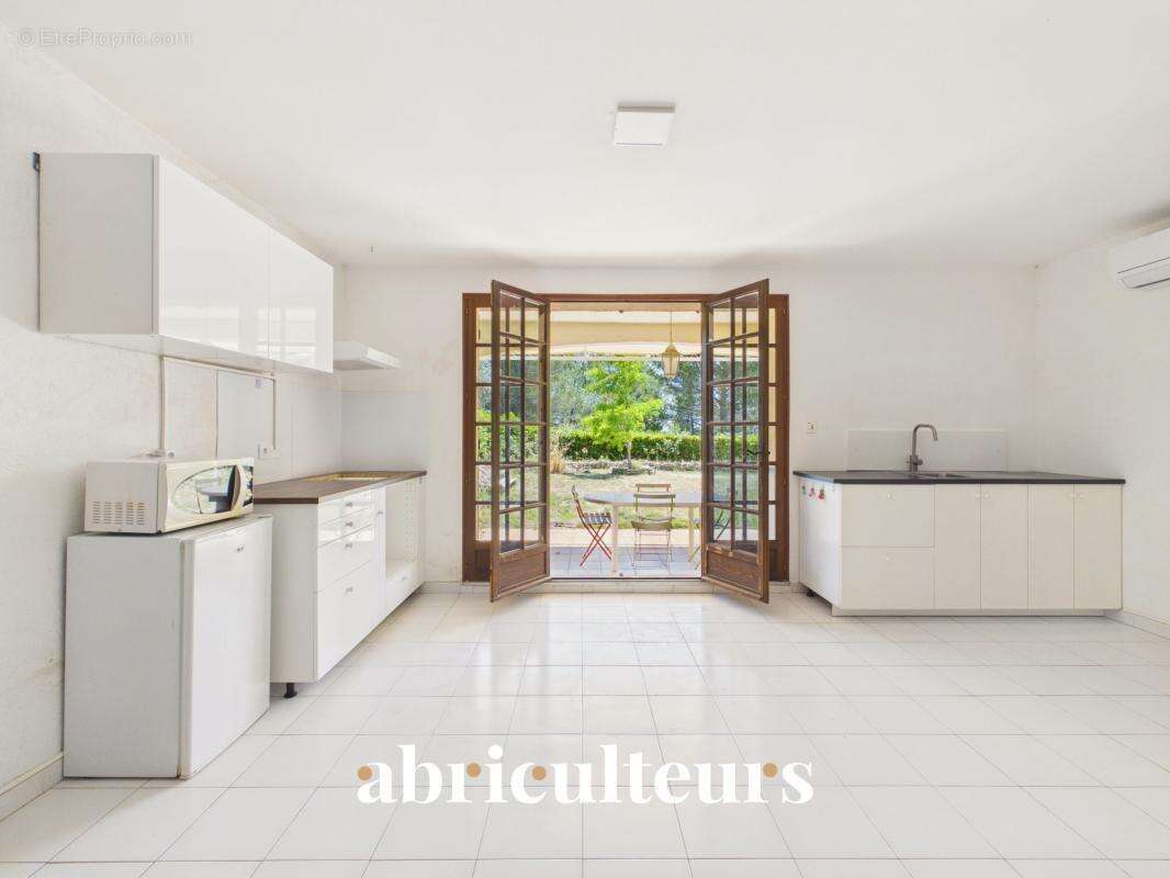 Propriété de 308 m² sur 1 hectare — 8 pièces — Lambesc (13410) - photo 15