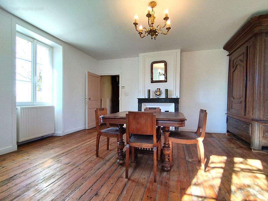 Maison de Bourg sur un terrain clos de 2365m² - photo 5