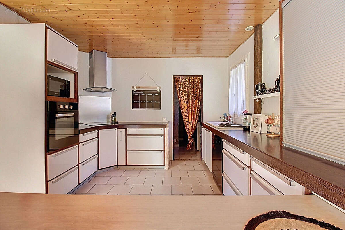 À VENDRE EN EXCLUSIVITÉ - CALLAS Maison 4 chambres avec piscine et grand terrain de 3205 m² - photo 8