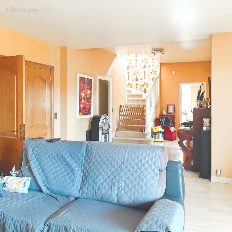 Maison à LA MONNERIE-LE-MONTEL