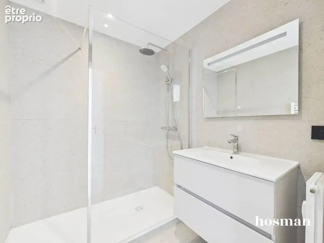 Appartement 3 pièces de 77 m² -entièrement rénové et climatisé- deux balcons- Avenue Victor Hugo, Tassin-la-Demi-Lune - photo 11