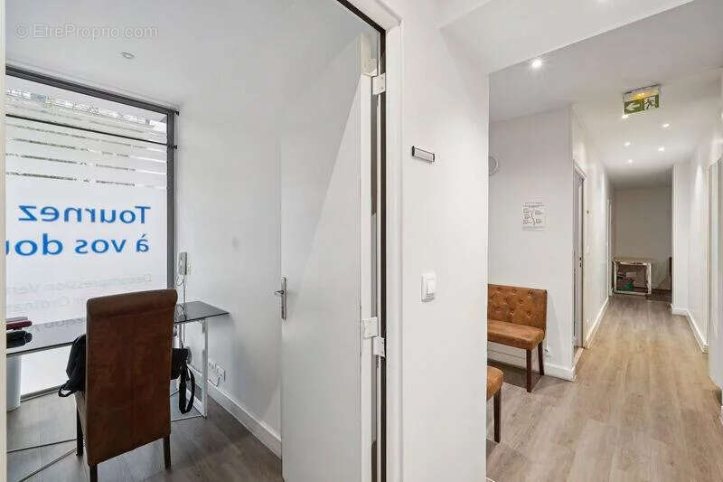 Commerce à PARIS-8E