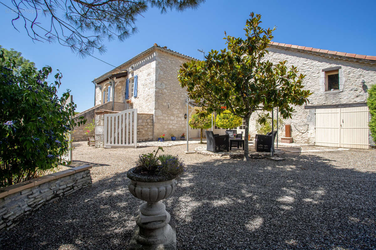 Maison à MONTAIGU-DE-QUERCY