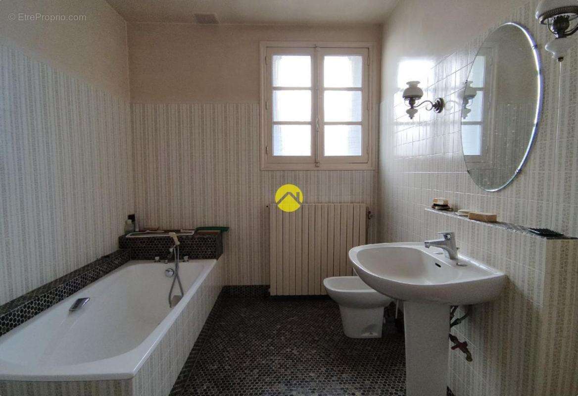 Maison à SAINT-DENIS-DE-JOUHET