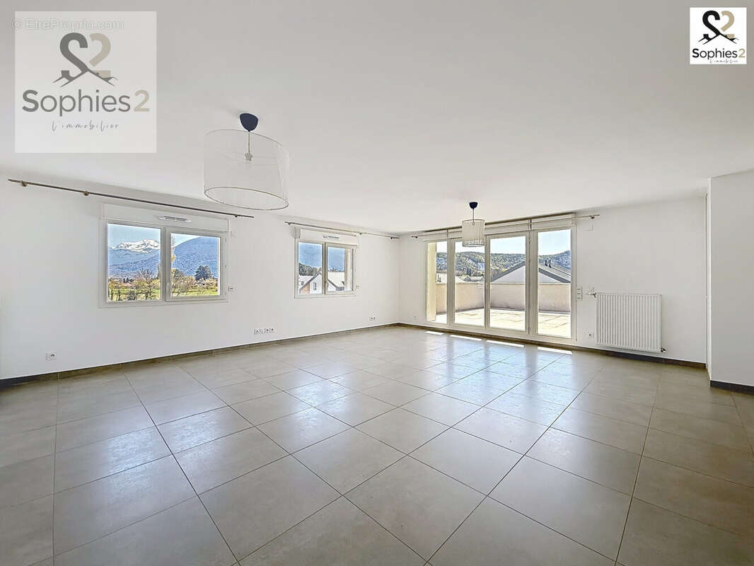 Pièce à vivre vidée - Appartement à VARCES-ALLIERES-ET-RISSET