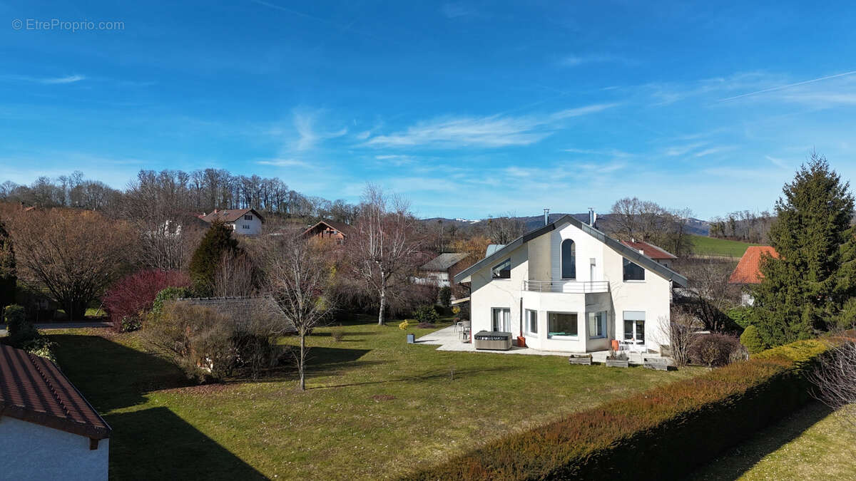 Maison à PERS-JUSSY