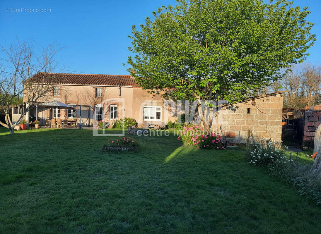 Maison à LA CHAIZE-LE-VICOMTE