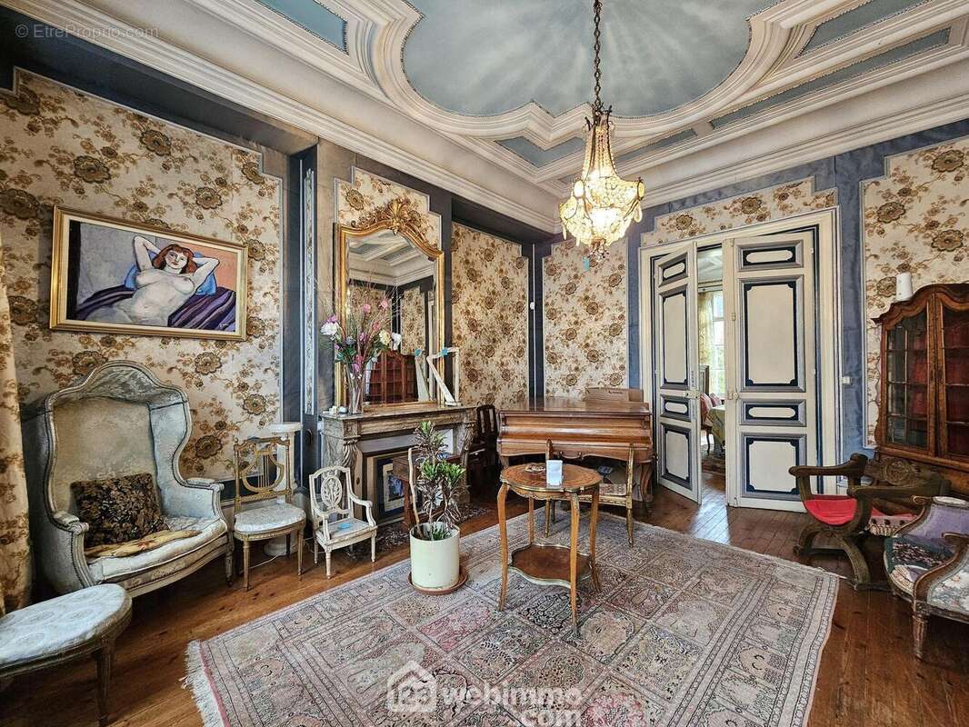 L'espace salon avec de belles moulures au plafond