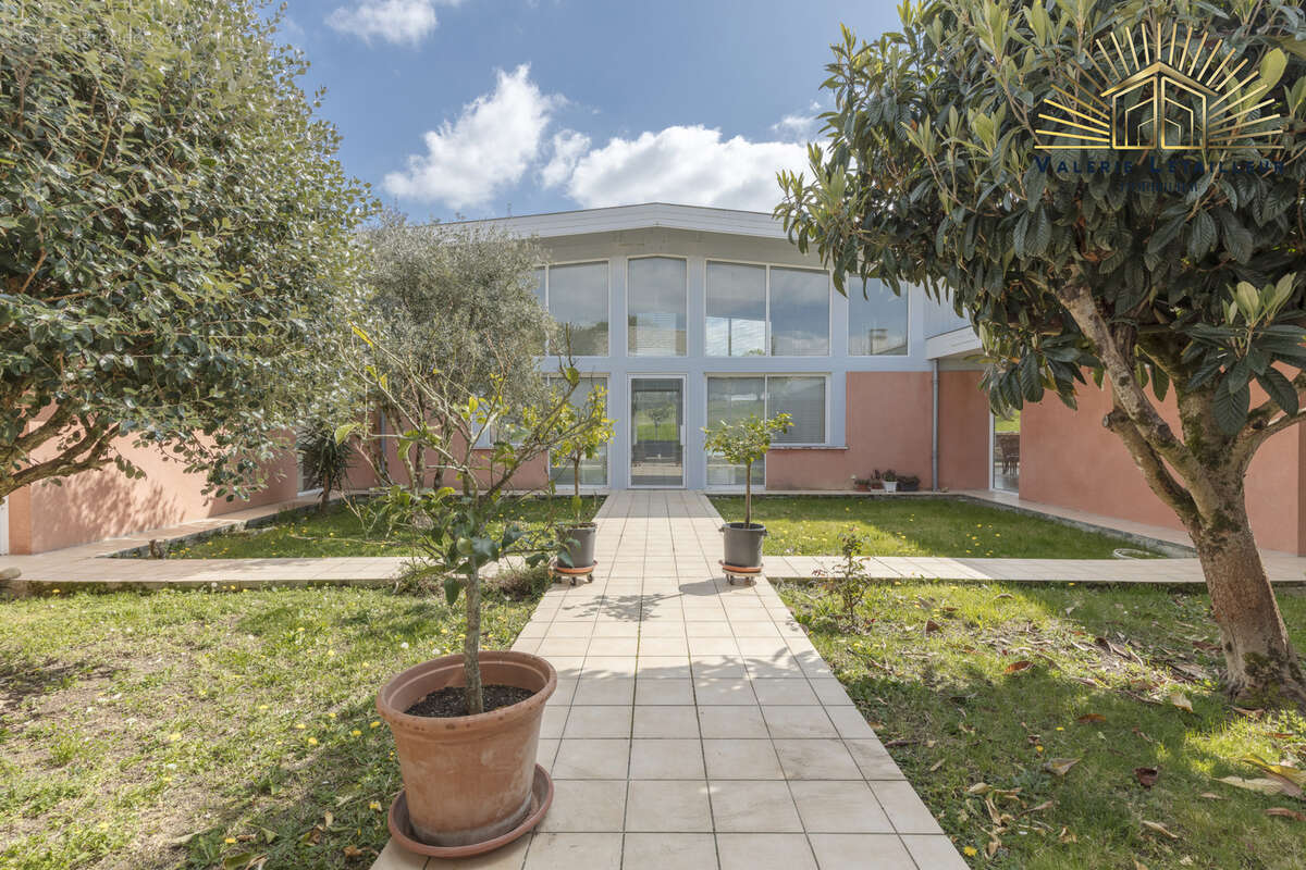 Maison à BEYCHAC-ET-CAILLAU