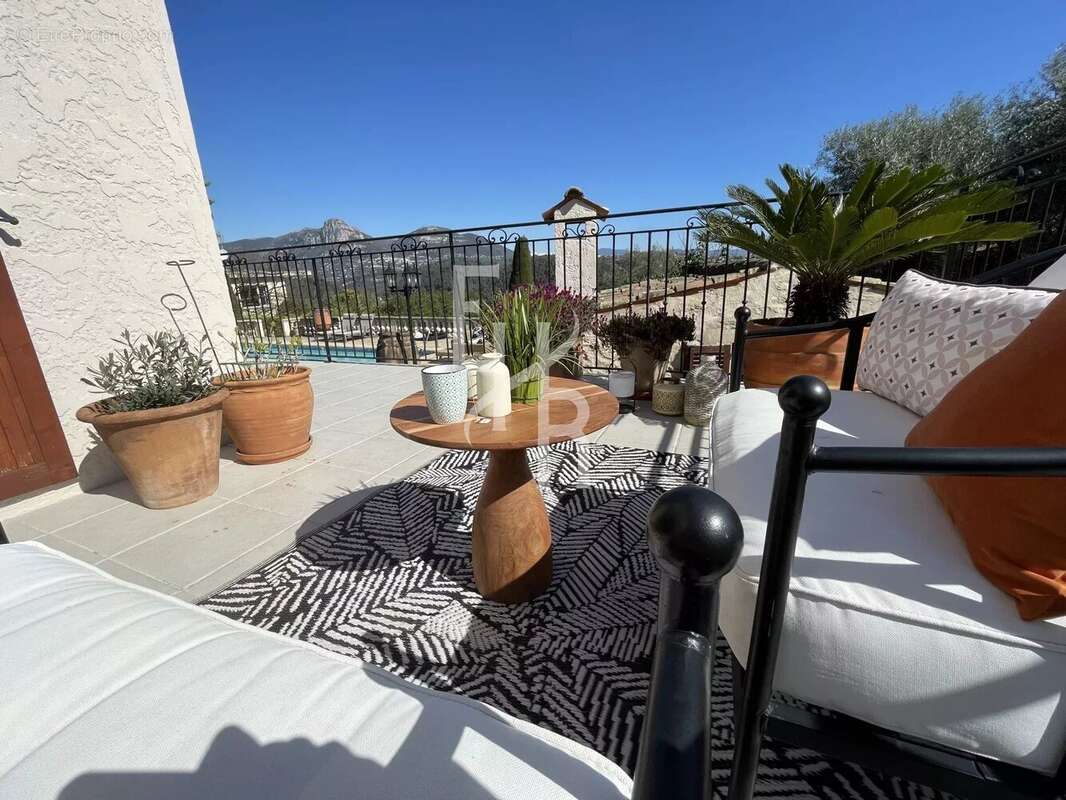 Villa d'Exception à Vence : Vue Spectaculaire, Calme Absolu et Proximité Idéale - photo 12