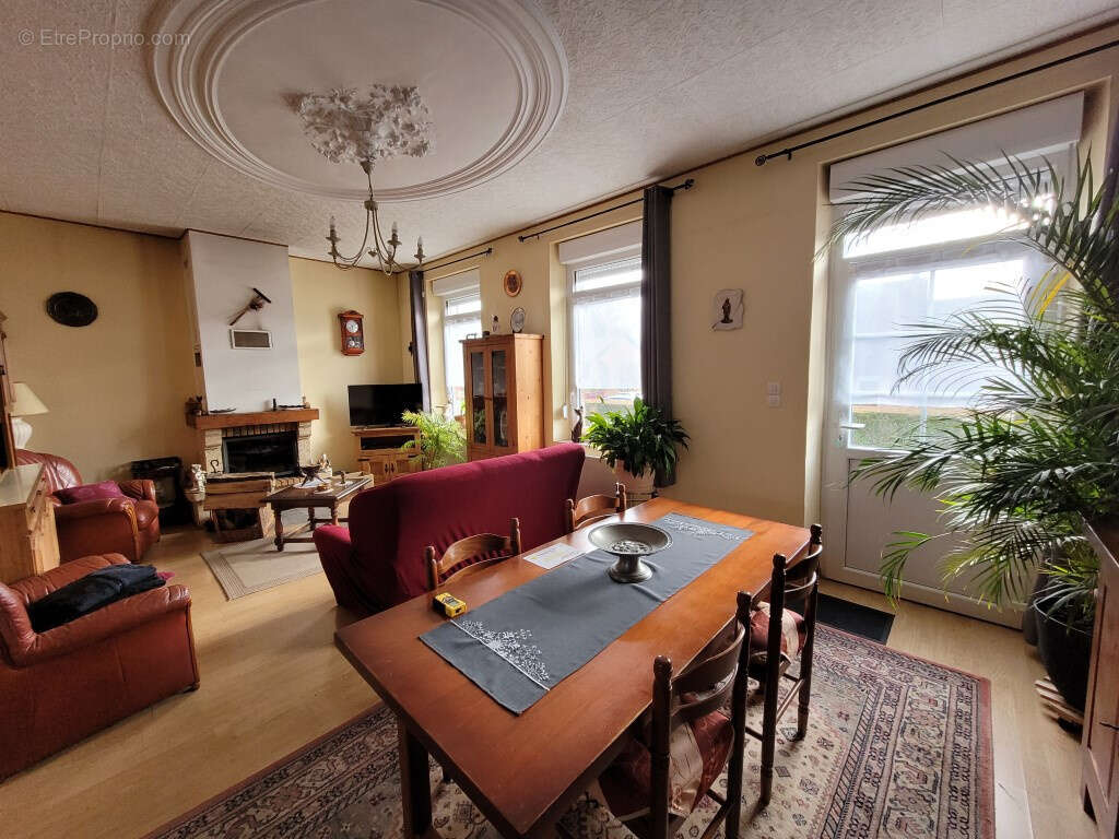 Maison à AVESNES-SUR-HELPE