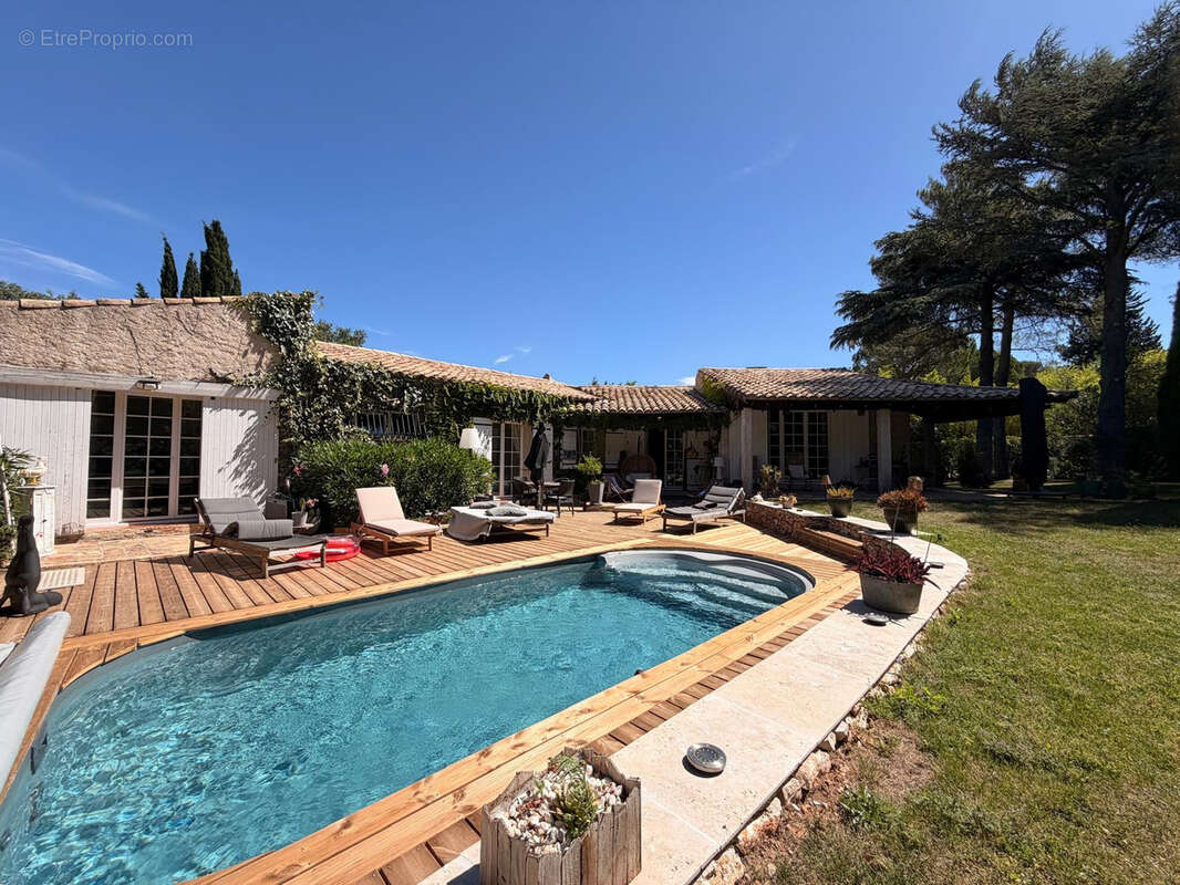 NIMES CAMPLANIER Superbe maison de plain pied,7 pièces de 250 m2 avec dépendance, jardin et piscine - photo 6