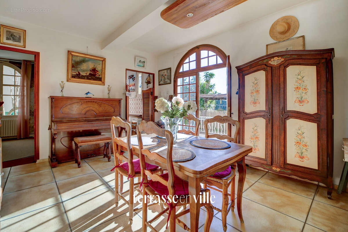 Maison à SAINT-CYR-SUR-MER